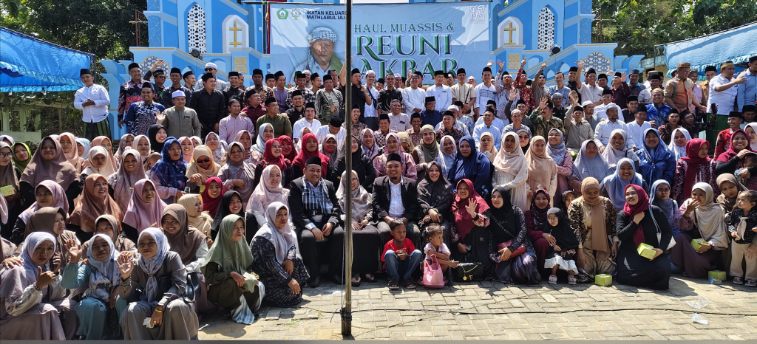 FOTO: Para Alumni Pondok Pesantren Mathlabul Ulum Jambu Lenteng yang hadir pada reuni akbar. @by_News9.id