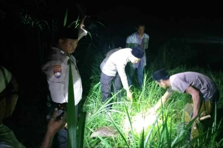 FOTO: Saat Bhabinkamtibmas Desa Ketapang Barat mengadzani bayi laki-laki  dan jajaran polres lakukan Olah TKP. @by_News9.id