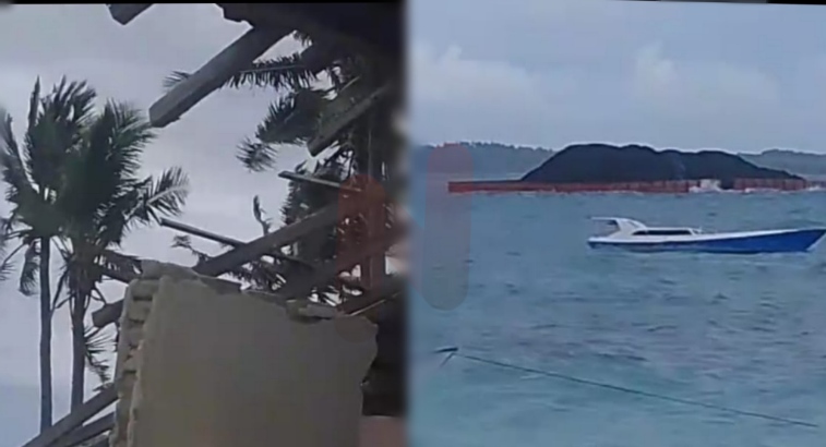 FOTO: Kapal tongkang milik PT Permata Lintas Abadi terdampar di perairan Dusun Mamburit, dan rumah warga yang rusah parah di Desa Kalisangka, @by_News9.id