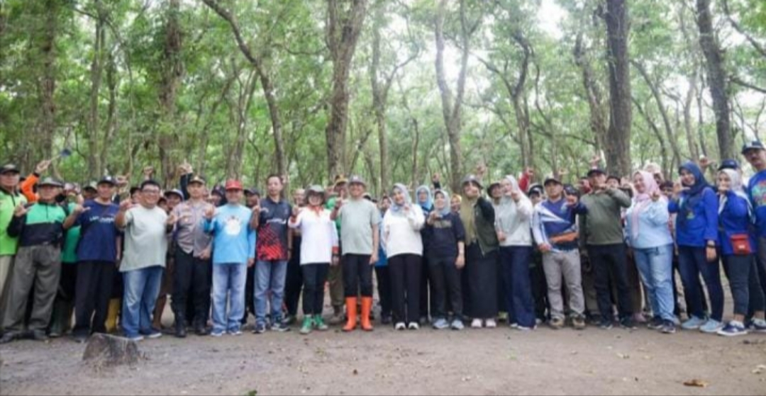 FOTO: Sekdakab Lumajang bersama Kepala DLH, Pengusaha, pelajar, dan masyarakat. @by_News9.id