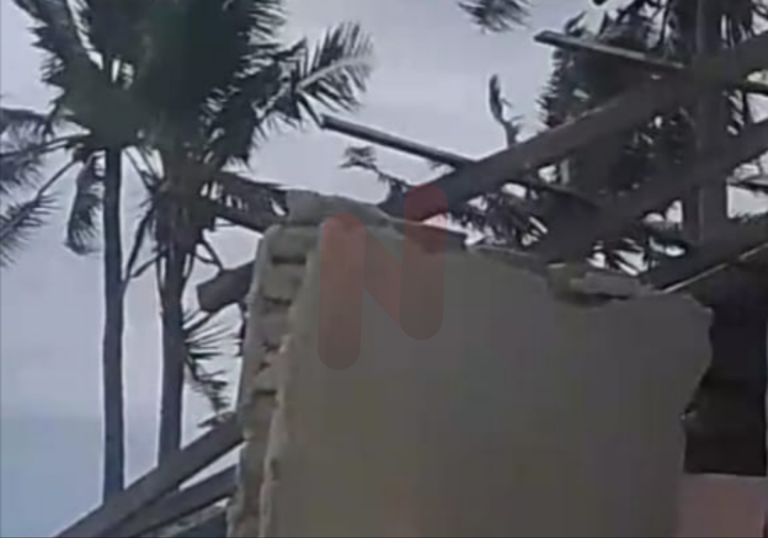 FOTO: Rumah milik Yabak yang hancur diterjang ombak besar diperparah dengan terdamparnya kapal tongkang milik PT Permata Lintas Abadi. @by_News9.id