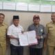 FOTO: Serah terima kepengurusan baru DPC Madas Sampang dari Ketua Lama Sonhaji ke Ketua Baru Umar Faruk, di kantor Bakesbangpol Sampang, @by_News9.id
