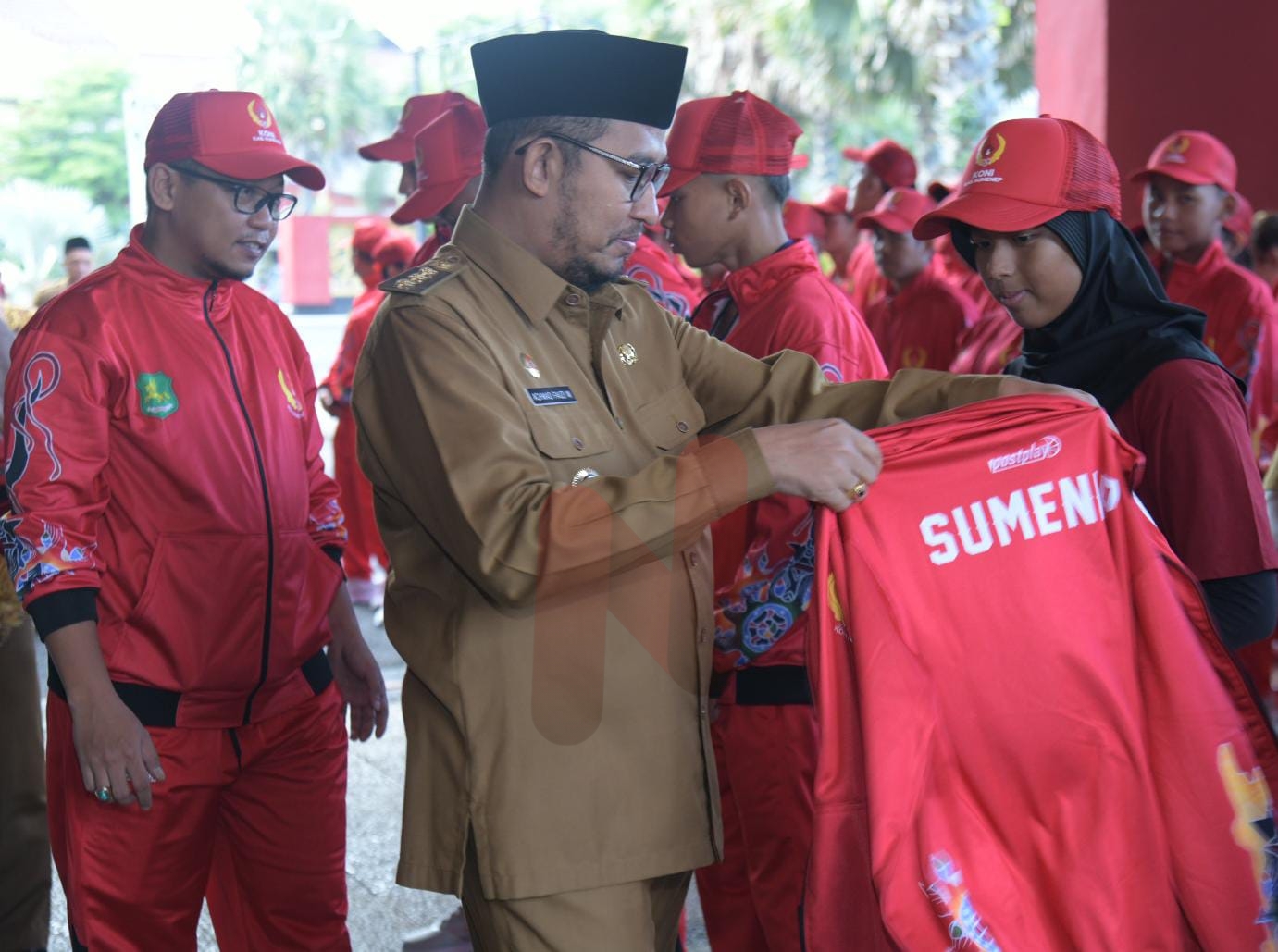 FOTO: Bupati Sumenep, Dr. H. Ahmad Fauzi Wongsojudo saat memberangkatkan 254 atlet dan ofisial kontingen Sumenep pada Senin (16/6/2025) lalu. @by_News9.id