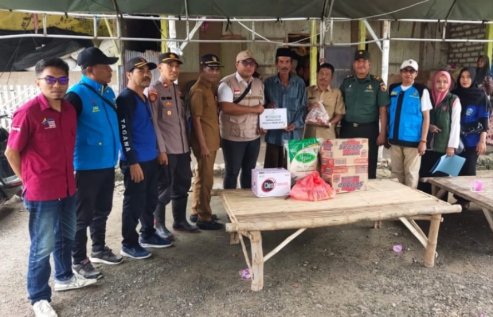 FOTO: Camat Pangarengan, Nurholis S.Sos., M.M., didampingi Kapolsek Pangarengan, Iptu Iwan Suhadi, S.H., Danposramil Peltu Karmuji, serta perwakilan dari Dinsos dan PPPA, Ali Imron, Ketua TAGANA Sampang, Mulyadi, dan Raodah. @by_News9.id