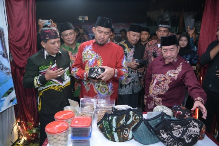 FOTO: Bupati Sumenep, Achmad Fauzi Wongsojudo, bersama Wakil KH. Imam Hasyim didampingi Kadisbudporapar Sumenep saat berkunjung le salah satu stand pameran. @by_News9.id