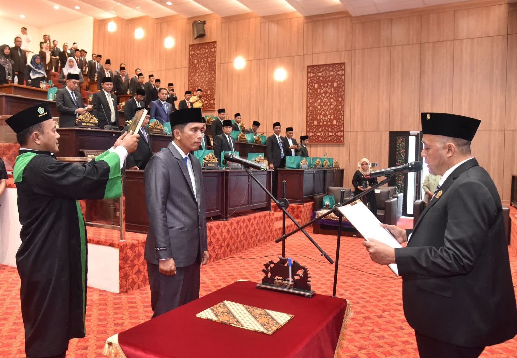 FOTO: Pengambilah sumpah jabatan Hairul Anam saat dilantik sebagai anggota DPRD Sumenep dalam rapat paripurna di Gedung DPRD,