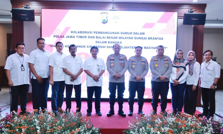 FOTO: Kolaborasi Kepolisian Daerah Jawa Timur (Polda Jatim) bersama Balai Besar Wilayah Sungai (BBWS) Brantas. @by_News9.id