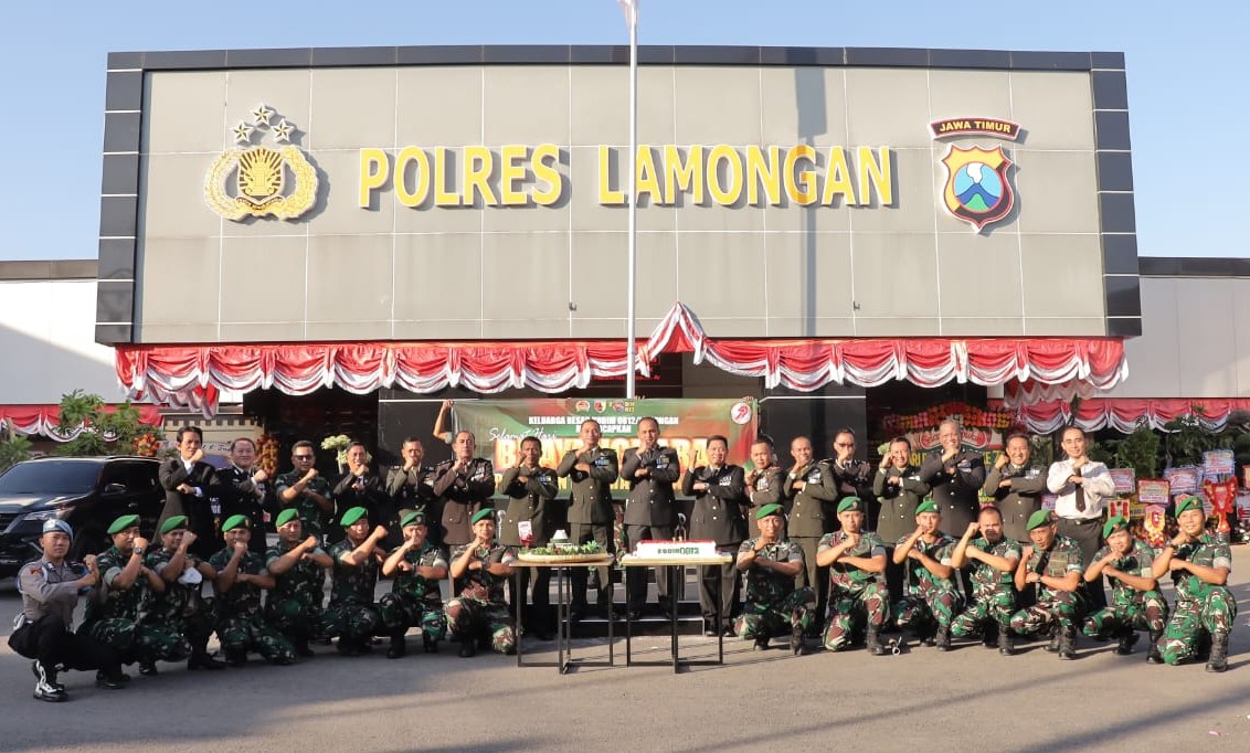 FOTO: Komandan Kodim 0812 Lamongan bersama jajaran memberikan kejutan istimewa kepada Kapolres Lamongan, @by_News9.id