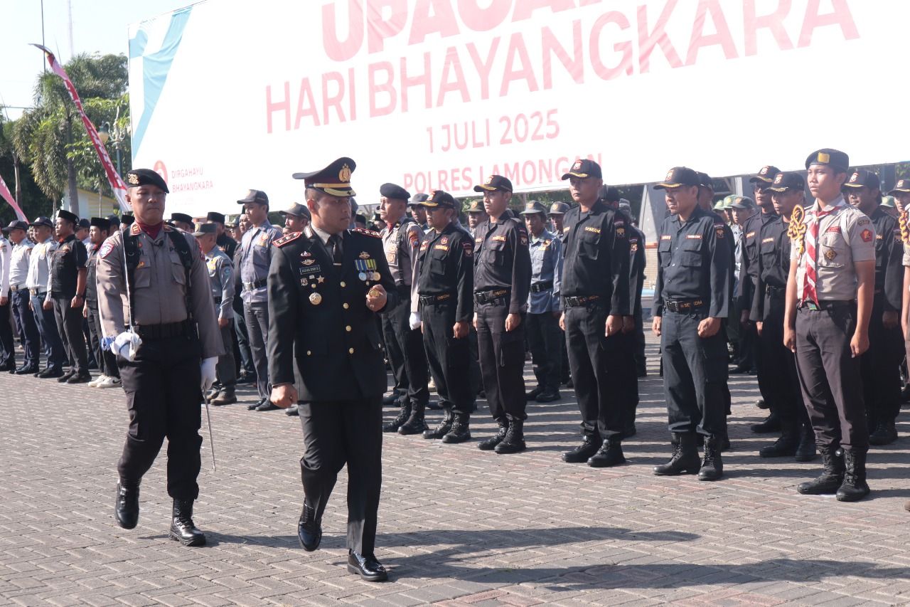 FOTO: Kapolres Lamongan, AKBP Agus Dwi Suryanto, saat pimpin upacara yang diikuti oleh seluruh jajaran pejabat utama, Kapolsek jajaran, para undangan dari Forkopimda, tokoh agama maupun tokoh masyarakat. @by_News9.id