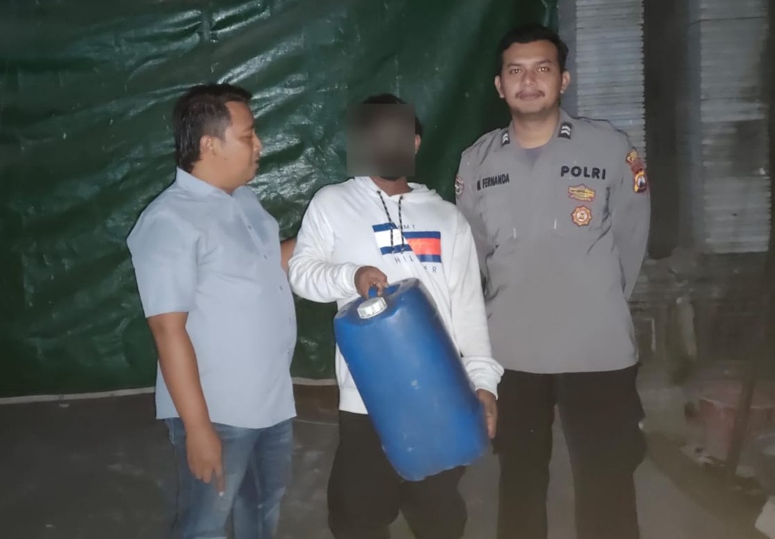 FOTO: Penangkapan pelaku berikut satu jirigen berisi 25 liter minuman keras (miras) jenis Toak. @by_News9.id