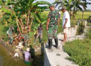 Bhabinsa dan Pemdes Bandungsari Kerja Bakti Bersihkan Sampah di Saluran Irigasi