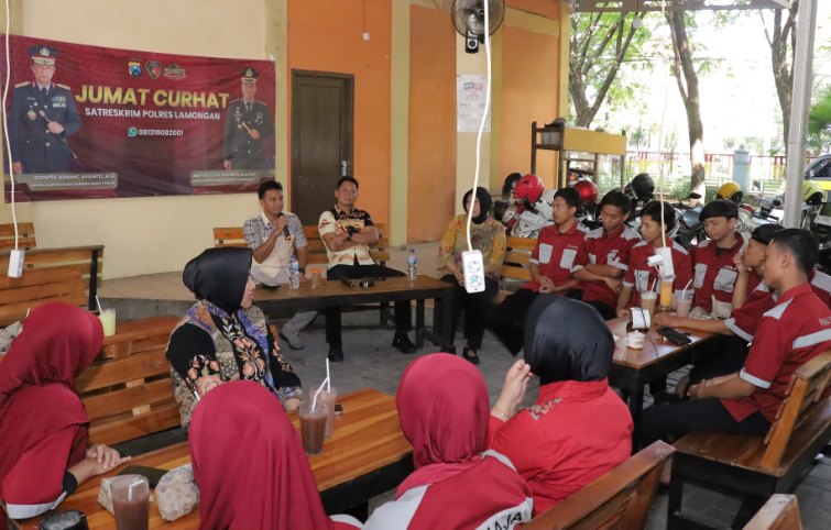 FOTO: Satuan Reserse Kriminal (Satreskrim) Polres Lamongan saat menggelar 'Jumat Curhat'. @by_News9.id