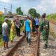FOTO: Personel gabungan bersama masyarakat pada saat evakuasi korban laka kereta api. @by_News9.id