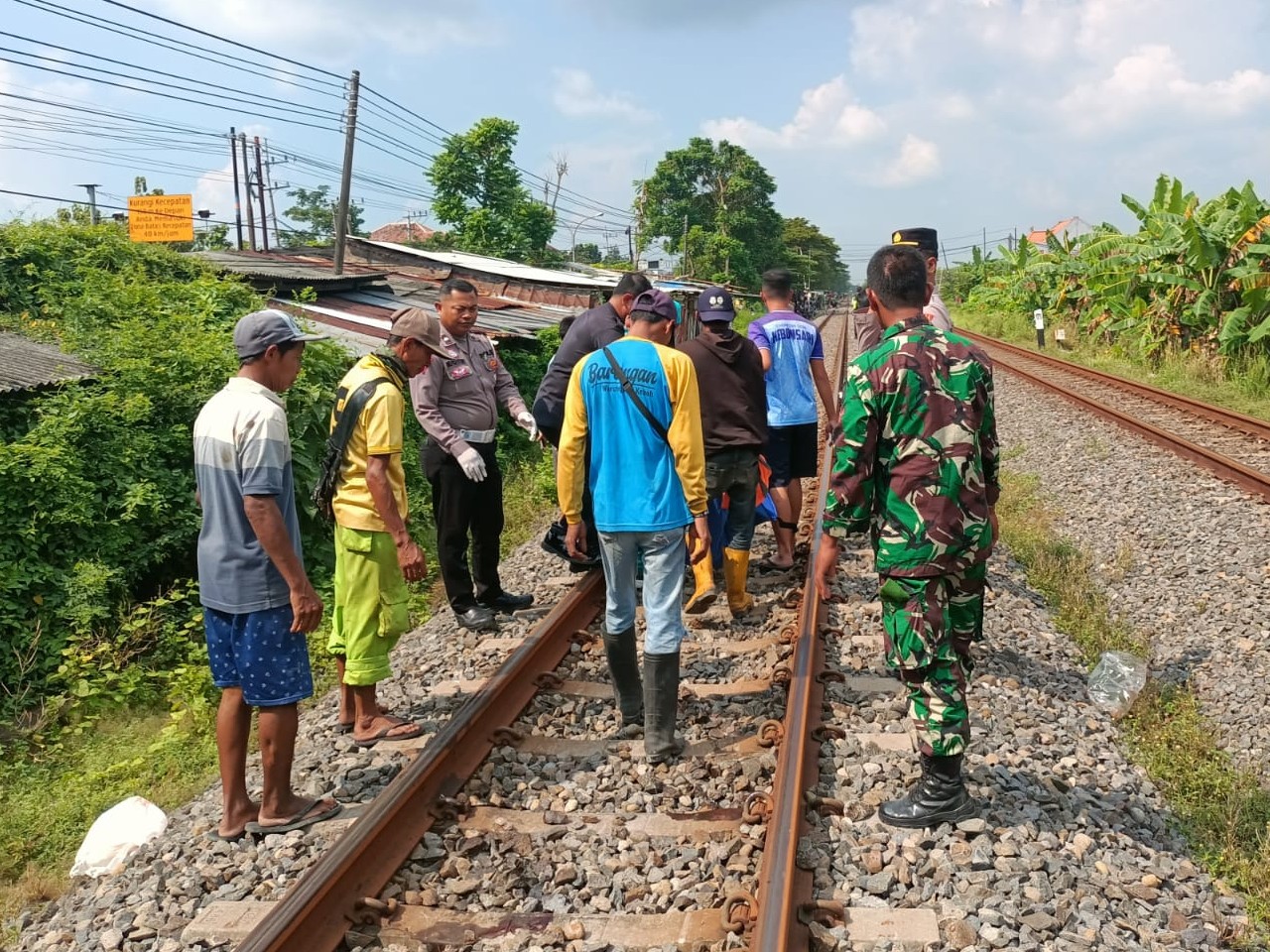 FOTO: Personel gabungan bersama masyarakat pada saat evakuasi korban laka kereta api. @by_News9.id