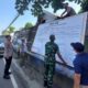 FOTO: Polsek Babat Polres Lamongan saat melaksanakan pemasangan banner. @by_News9.id