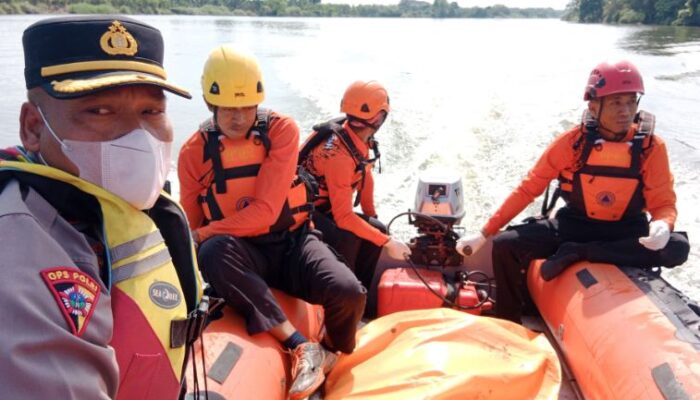 Penemuan Jenazah Diduga Bunuh Diri di Sungai Bengawan Solo, Polsek Babat Evakuasi Korban