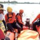 FOTO: Polsek Babat Polres Lamongan bersama tim BPBD Kabupaten Lamongan saat mengevakuasi jenazah. @by_News9.id