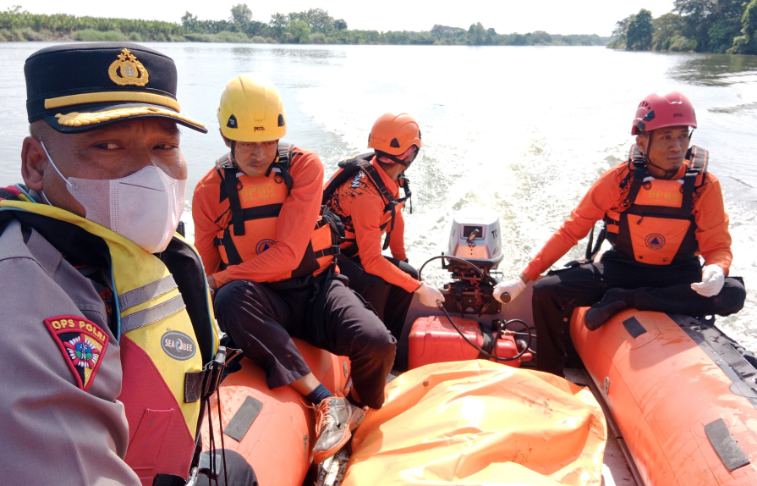 FOTO: Polsek Babat Polres Lamongan bersama tim BPBD Kabupaten Lamongan saat mengevakuasi jenazah. @by_News9.id
