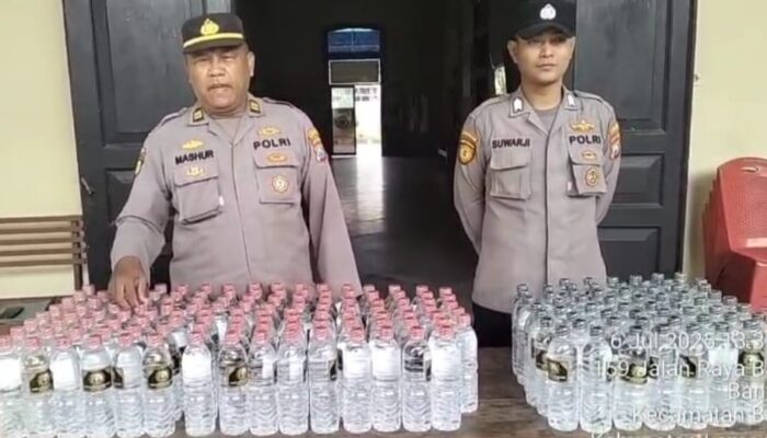 Polsek Babat Amankan Ratusan Botol Arak Bali di Desa Moropelang