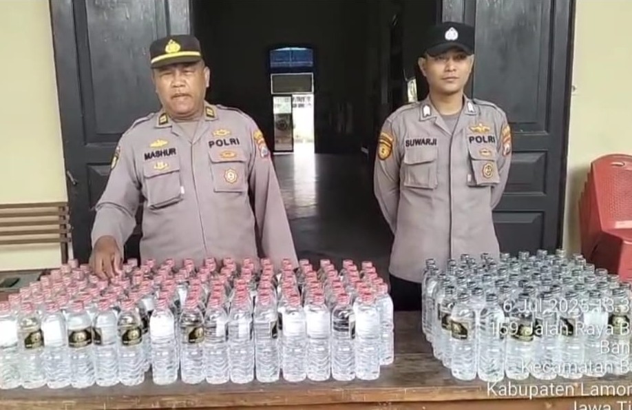 FOTO: Polsek Babat saat mengamankan ratusan botol minuman keras (miras) jenis Arak Bali. @by_News9.id