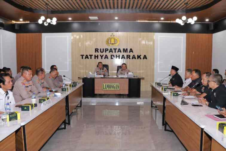FOTO: Kapolres Lamongan AKBP Agus Dwi Suryanto, S.I.K., M.H., saat menggelar rapat pengamanan. @by_News9.id