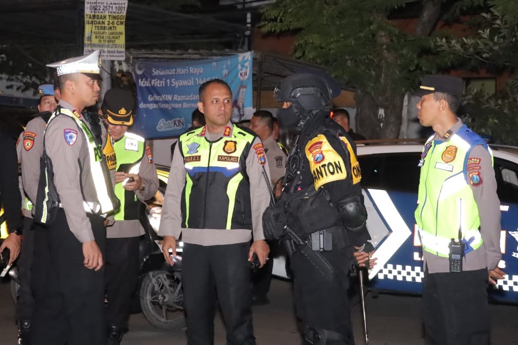 FOTO: Polres Lamongan saat pengamanan Malam Suroan sekaligus Pengesahan Warga Baru PSHT. @by_News9.id