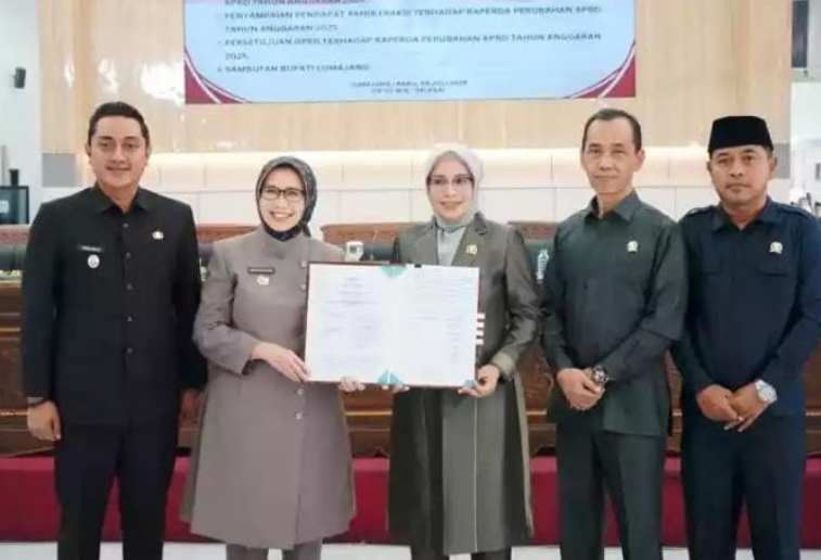 FOTO: Bupati dan Wakil bupati Lumajang beserta ketua dan wakil ketua DPRD Kab Lumajang. @by_News9.id