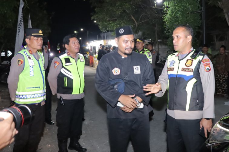 FOTO: Kapolres saat melaksanakan pengamanan kegiatan Keceran Persaudaraan Setia Hati (PSH) Cabang Lamongan. @by_News9.id