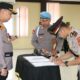 FOTO: Kapolres Sumenep, AKBP Rivanda, saat memimpin upacara serah terima jabatan (sertijab) Kapolsek Lenteng. @by_News9.id