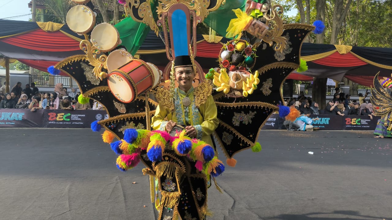 FOTO: Acara gemerlapnya panggung Banyuwangi Ethno Carnival (BEC) Fahmi berdiri tegak dengan penuh senyuman, @by_News9.id