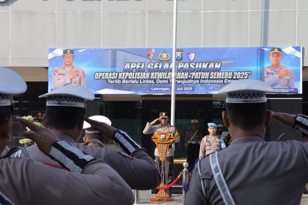FOTO: Kapolres Lamongan AKBP Agus Dwi Suryanto, S.I.K., M.H., saat memimpin apel. @by_News9.id