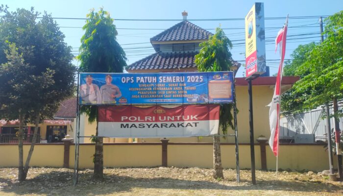 Polsek Laren Pasang Spanduk Operasi Patuh Semeru 2025: Himbauan Keselamatan dan Disiplin Berlalu Lintas