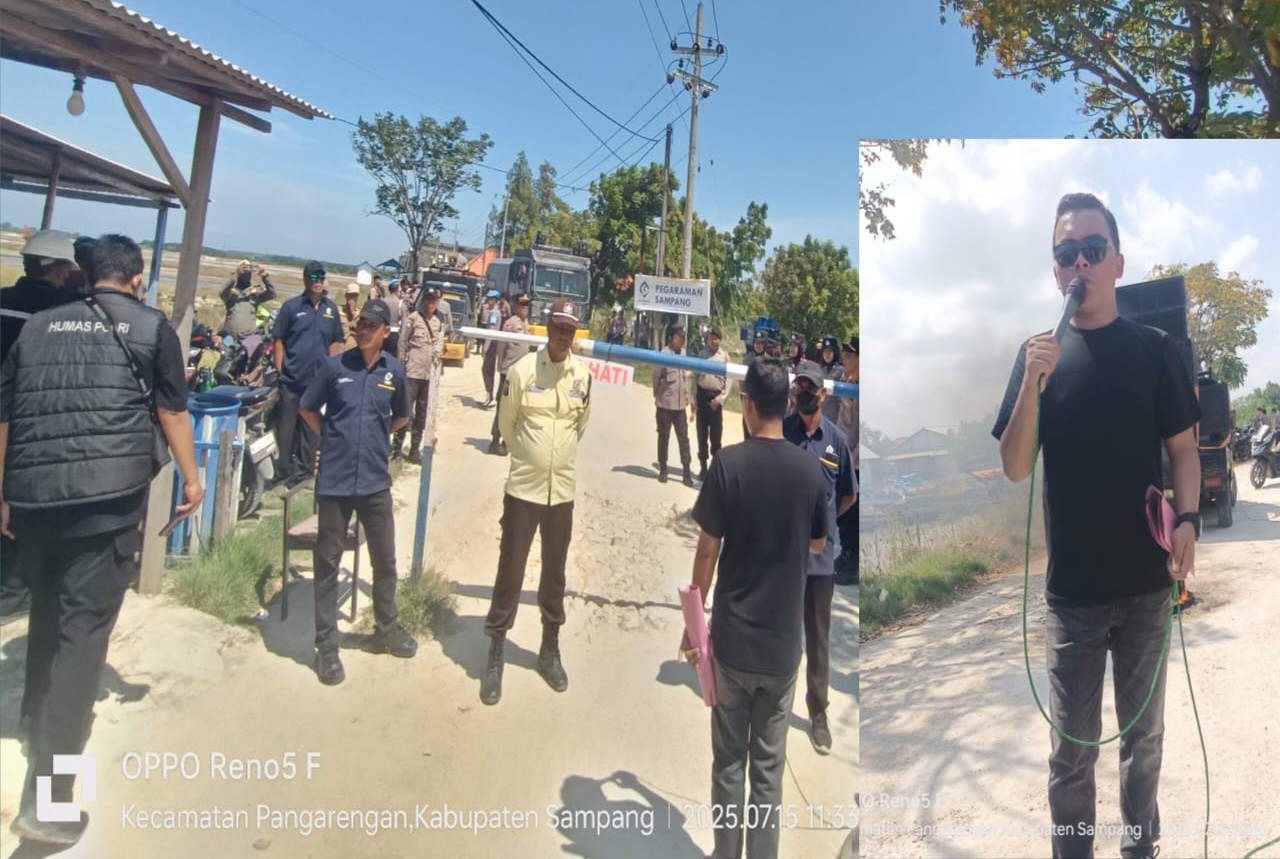 FOTO: Ketua umum Aliansi Masyarakat dan Pemuda Sampang (AMPAS) Moh. Agus Efendi saat orasi di PT Garam Pangarengan Sampang, @by_News9.id