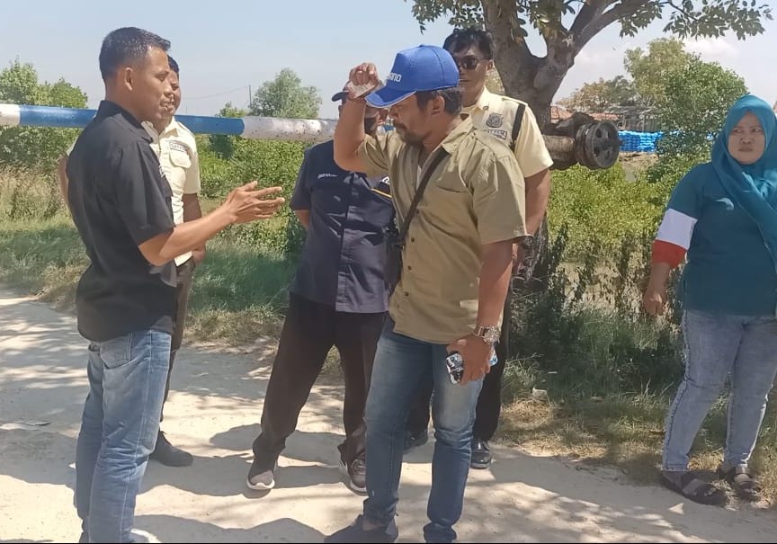 FOTO: Oknum petugas PT Garam dan Awak Media Bratapost Ryan saat debat di pintu masuk portal ke PT Garam di Pangarengan Sampang selasa (15/7). @by_News9.id