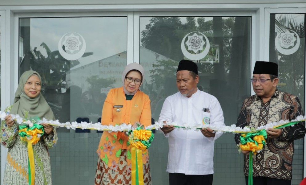 FOTO: Bupati Lumajang, Indah Amperawati (Bunda Indah), resmikan Gedung Baru Kantor Dewan Dakwah Islamiyah Indonesia (DDII) Kabupaten Lumajang. @by_News9.id