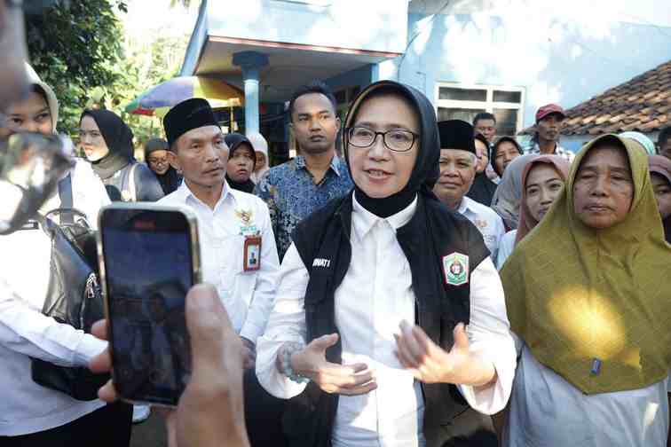FOTO: Bupati Lumajang, Indah Amperawati (Bunda Indah) saat peluncuran program perdana "Setor Madu". @by_News9.id