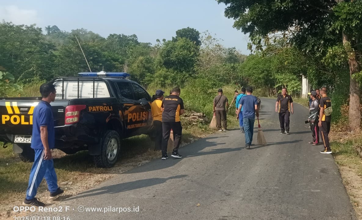 FOTO: Gotong royong warga Kecamatan Tambelangan kembali terlihat dalam kegiatan Jumat Bersih (Jumsih). @by_News9.id
