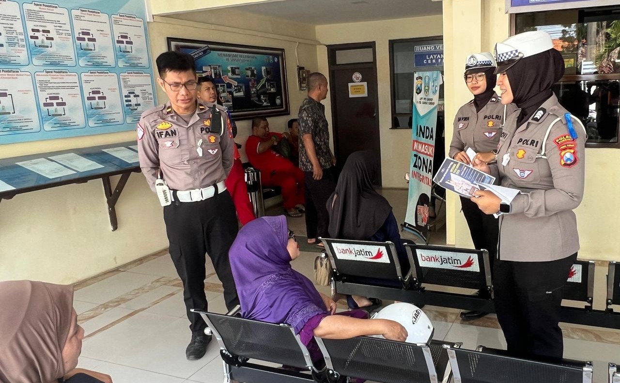 FOTO: Anggota Satuan Lalu Lintas (Satlantas) bersama PT Jasa Raharja saat mengkampanyekan keselamatan berlalu lintas. @by_News9.id