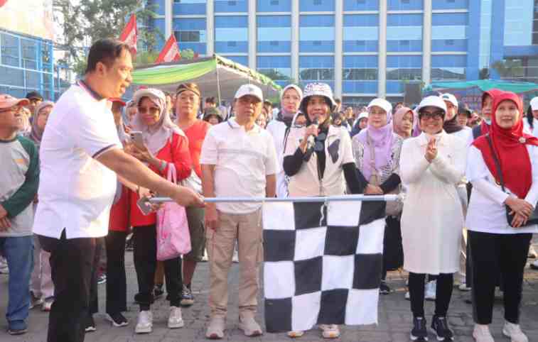 FOTO: Kegiatan Jalan Sehat dan Larung Eco Enzyme yang melibatkan sivitas akademika, mitra komunitas, dan masyarakat umum di sekitar kampus. @by_News9.id