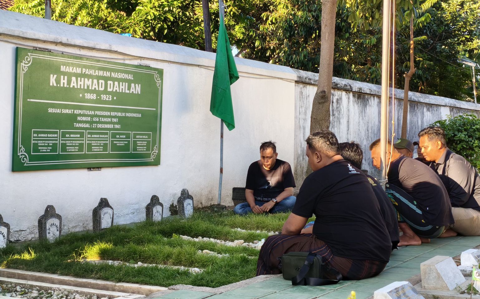 FOTO: Pimpinan Daerah Pemuda Muhammadiyah (PDPM) Sumenep saat berziarah ke makam pendiri Muhammadiyah, KH. Ahmad Dahlan. @by_News9.id
