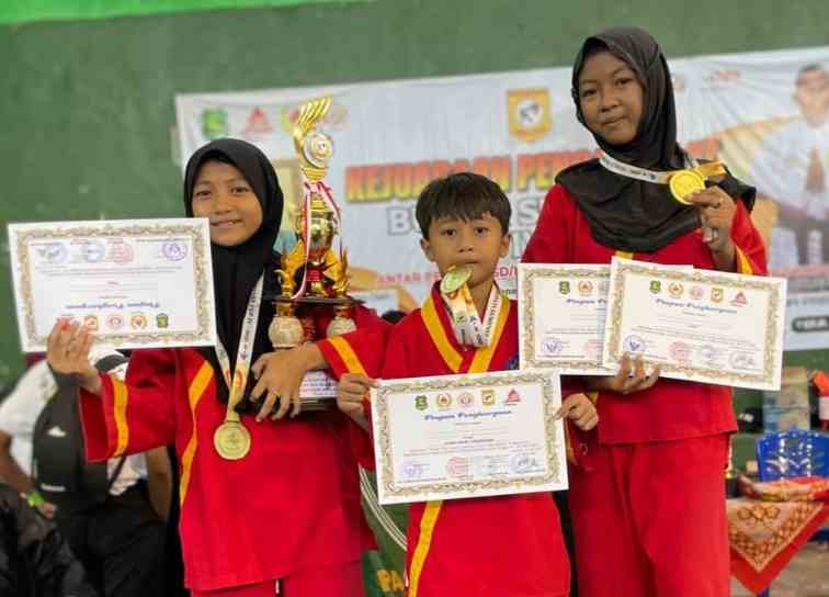 FOTO: Tiga siswa dari SDN Angkatan 1 yang mewakili sekolah, termasuk di antaranya siswa asal kepulauan. @by_News9.id