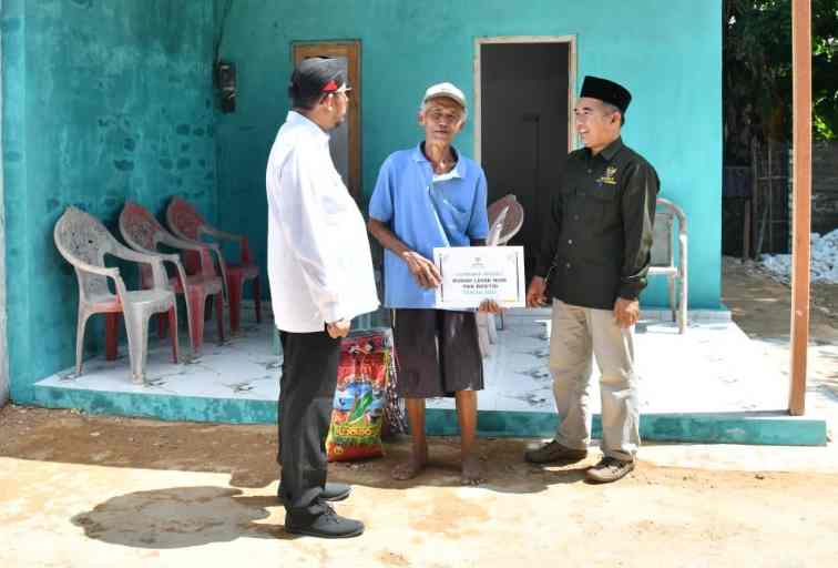 FOTO: Rosyid (tengah) lansia yang awal hidupnya sebatang kara bersama Bupati Fauzi (kiri) dan Ketua Baznas Sumenep, Ahmad Rahman. @by_News9.id