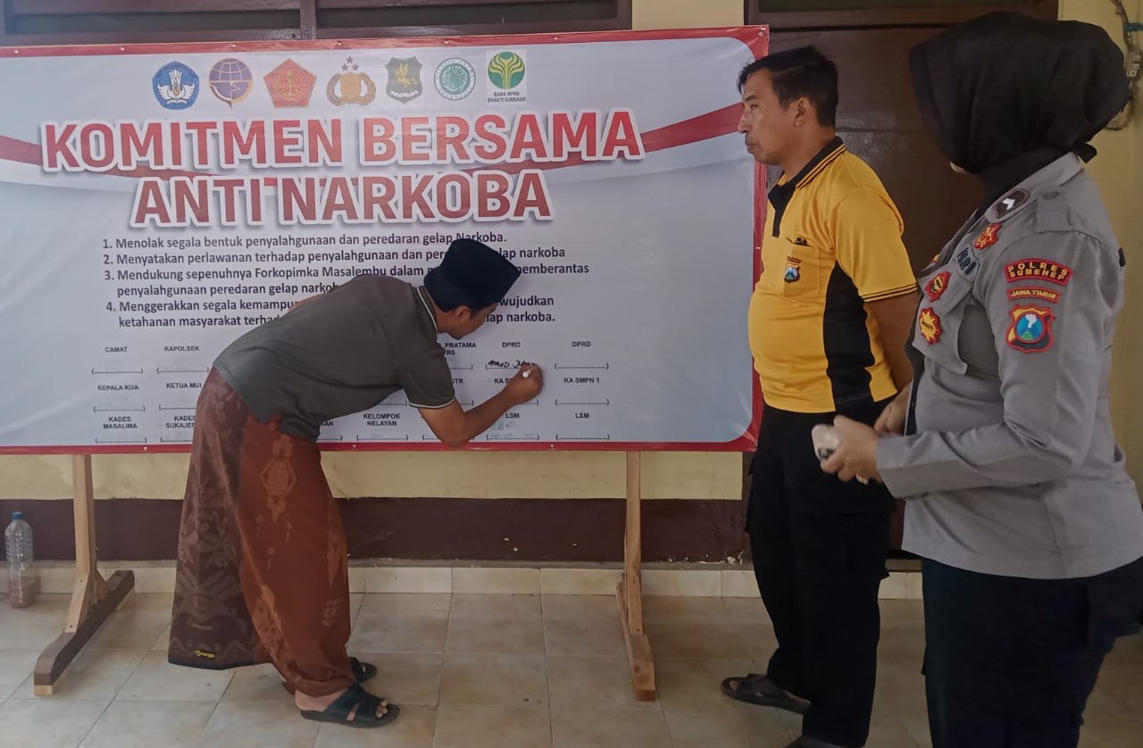 FOTO: Bentuk komitmen dalam memerangi narkoba, Ahmad Juhairi saat melakukan penandatanganan nota kesepahaman dengan Polsek Masalembu, @by_News9.id
