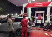 Polsek Lumajang Kota Kawal SPBU, Antisipasi Antrian Panjang Akibat Gangguan Distribusi BBM