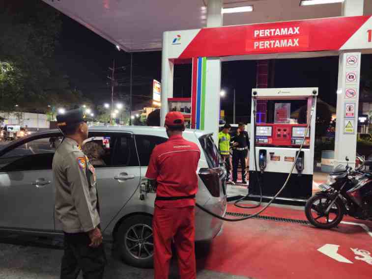 FOTO: Polsek Lumajang Kota menerjunkan personel untuk melakukan pengamanan di SPBU. @by_News9.id