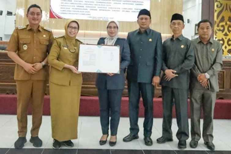 FOTO: Bupati dan Wakil Bupati bersama Ketua DPRD beserta Wakil usai Paripurna. @by_News9.id