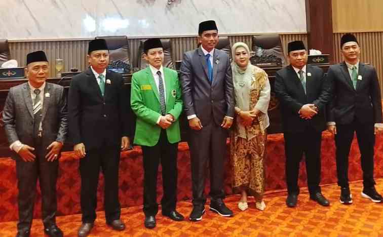 FOTO: Hairul Anam (tengah) bersama istri usai dilantik sebagai anggota DPRD Sumenep masa bakti 2024–2029. @by_News9.id
