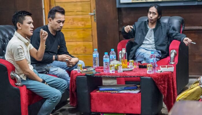 Ketika Penis Patung Lebih Berguna daripada Pena Wartawan