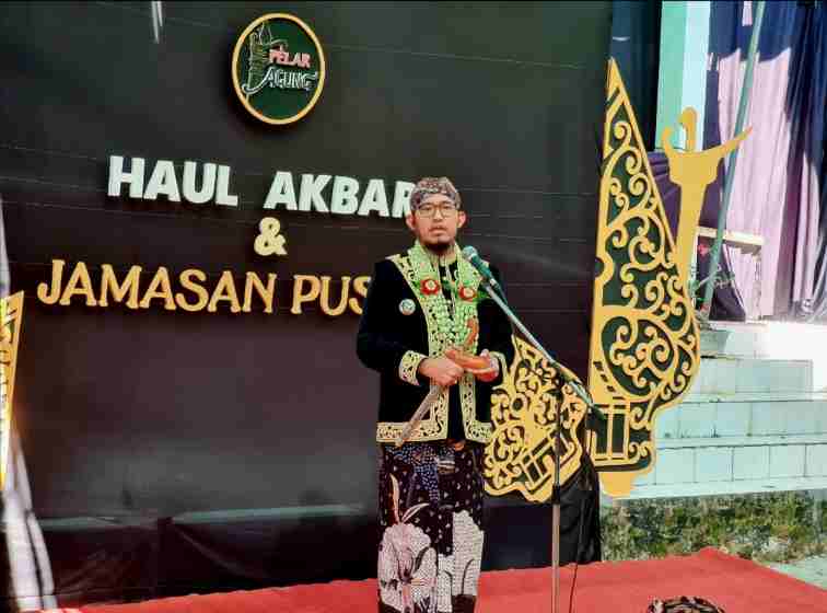 FOTO: Bupati Dr. H. Achmad Fauzi Wongsojudo, saat menghadiri Haul dan Penjamasan Pusaka Keraton Sumenep serta pusaka-pusaka milik masyarakat setempat. @by_News9.id