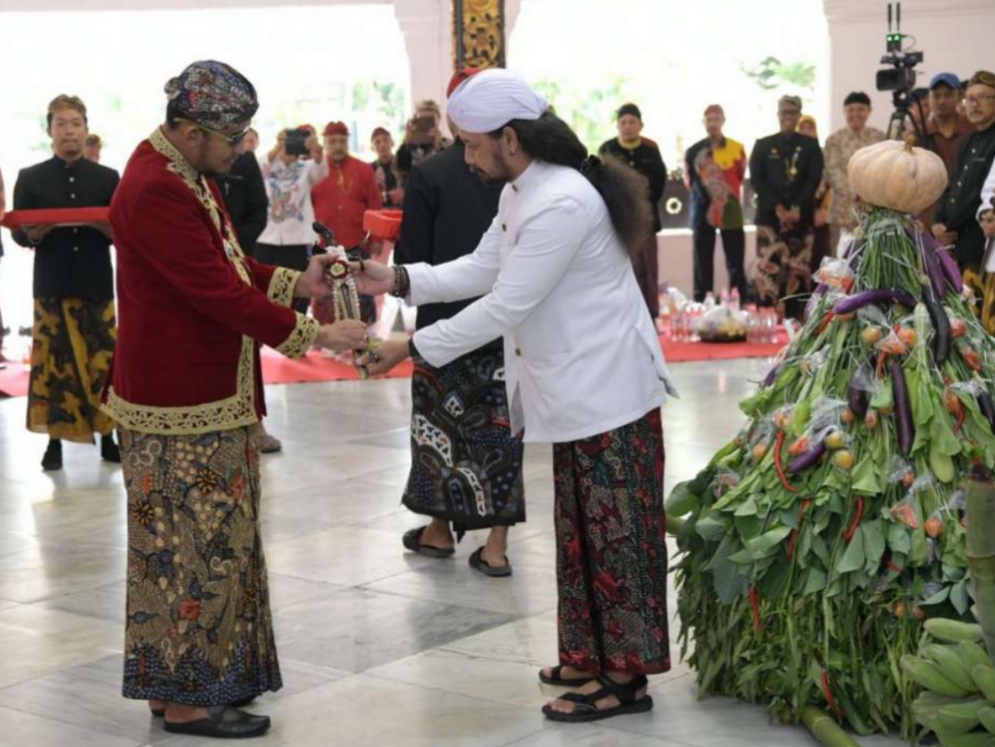 FOTO: Bupati Dr. H. Achmad Fauzi Wongsojudo (kiri) bersama salah satu empu keris Sumenep. @by_News9.id